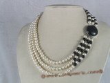mpn079 triple-strands white button pearl choker with black agate beads