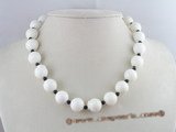 tqn020 14mm Deep sea tridacna necklace with black agate beads